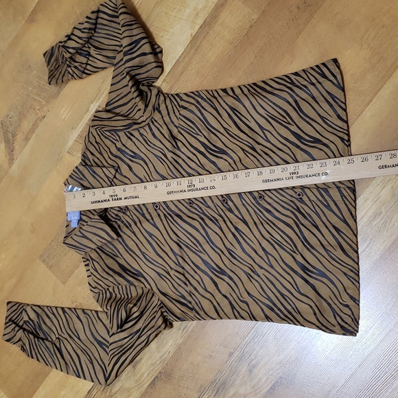 NWT Washable Suede Animal print top (Ladies Small) - Picture 10 of 12